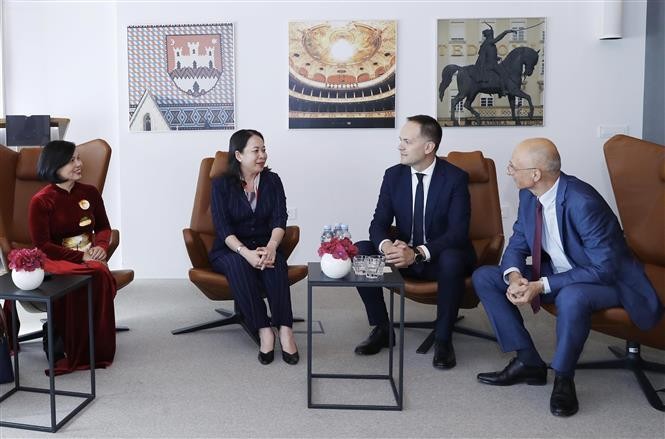 Vice President Vo Thi Anh Xuan (second, left) is welcomed by State Secretary of the Croatian Ministry of Foreign and European Affairs Zdenko Lucić at Zagreb Airport on October 9. (Photo: VNA)