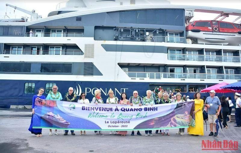 Quang Binh welcomes 100 international cruise passengers