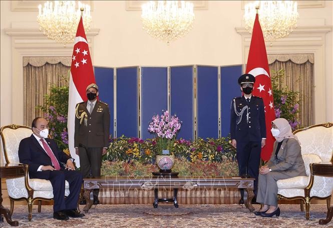 President Nguyen Xuan Phuc (L) holds talks with Singaporean President Halimah Yacob during his State visit to Singapore in February 2022. (Photo: VNA)