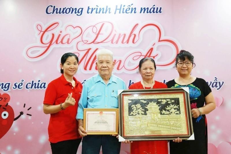Le Dinh Duat (second from left) at a blood donation event. 