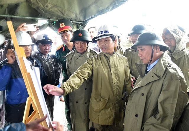 President Nguyen Xuan Phuc inspects Da Nang city's efforts to overcome the consequences of storm and floods. (Photo: VGP)