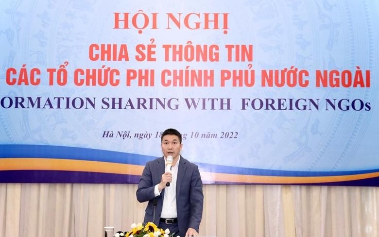 Phan Anh Son, Vice President and Secretary General of Vietnam Union of Friendship Organisations and Vice Chairman of the Committee for Foreign NGO Affairs, speaks at the meeting on October 18 (Photo: dangcongsan.vn)