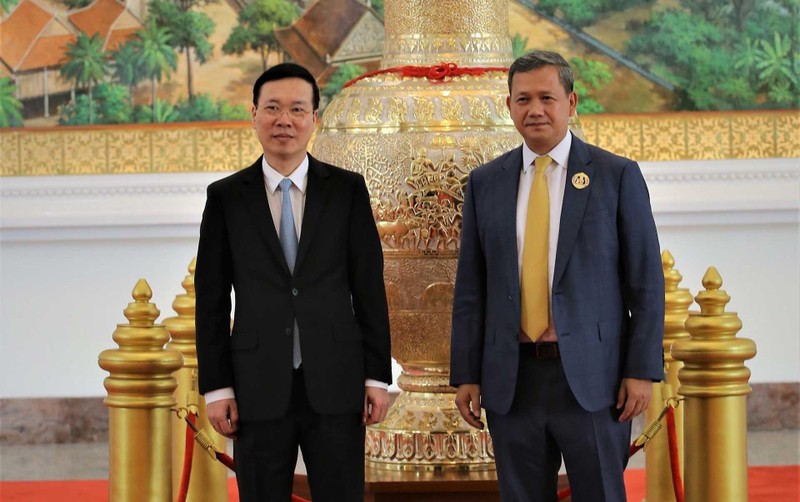 Politburo member and permanent member of the Communist Party of Vietnam (CPV) Central Committee’s Secretariat Vo Van Thuong (L) and Gen. Hun Manet, member of the CPP Standing Committee, head of the CPP Central Committee’s Youth Wing, Deputy Commander-in-Chief of the Royal Cambodian Armed Forces (RCAF) and Commander of the Royal Cambodian Army. (Photo: VNA)
