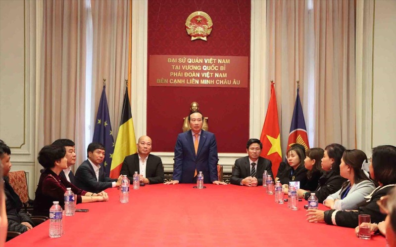 Vietnamese Ambassador to Belgium and Head of the Vietnamese Delegation to the EU Nguyen Van Thao talks with the participants (Photo: VNA)