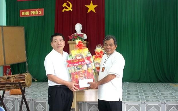 Deputy Minister-Vice Chairman of the Committee for Ethnic Affairs Le Son Hai (L) presents gifts to a dignitary in Binh Thuan. (Photo: VNA)