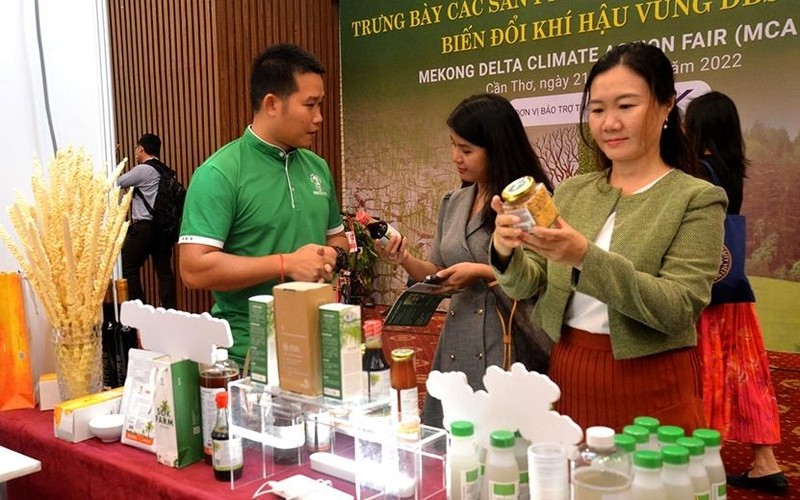 Visitors explore the products on display at the fair (Photo: qdnd.vn)
