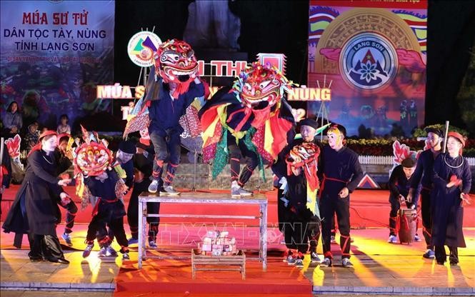 A lion dance performance at the closing ceremony (Photo: VNA)