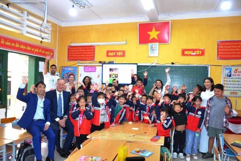Israeli Ambassador to Vietnam, Yaron Mayer joins volunteers from the Heroes for Life organisation and students of the Sa Pa Town Elementary School, at a class on October 24.