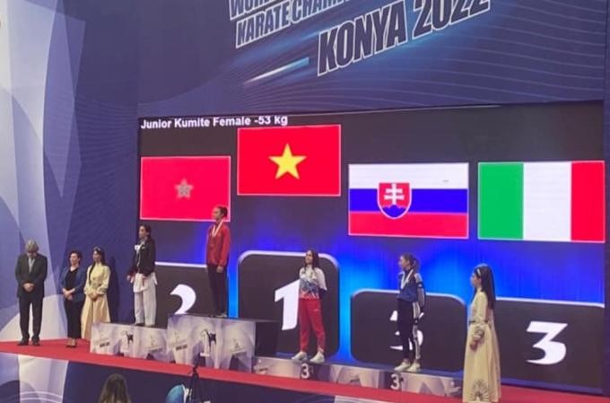 Nguyen Thi Dieu Ly grabs a gold medal at the 2022 World Cadet, Junior & U21 Championships in Konya, Turkey on October 29. (Photo: vnexpress.net)