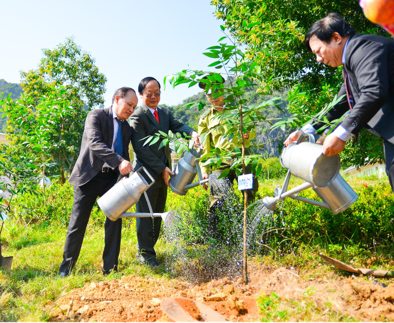 Delegates water a tree at a tree-planting event held after the meeting (Photo: daibieunhandan.vn)