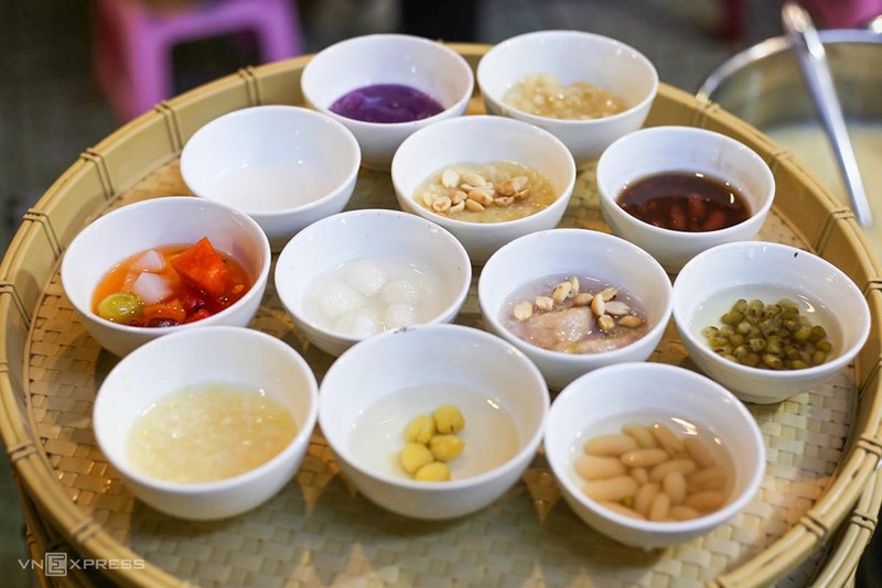 A tray of 12 different types of sweet soup in the Mo Ton Dich shop. (Photo by VnExpress/Thu Mai)