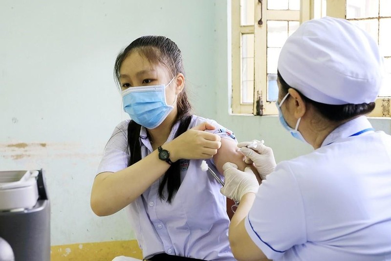 A student gets vaccinated against COVID-19 in Vietnam. (Photo: suckhoedoisong.vn)