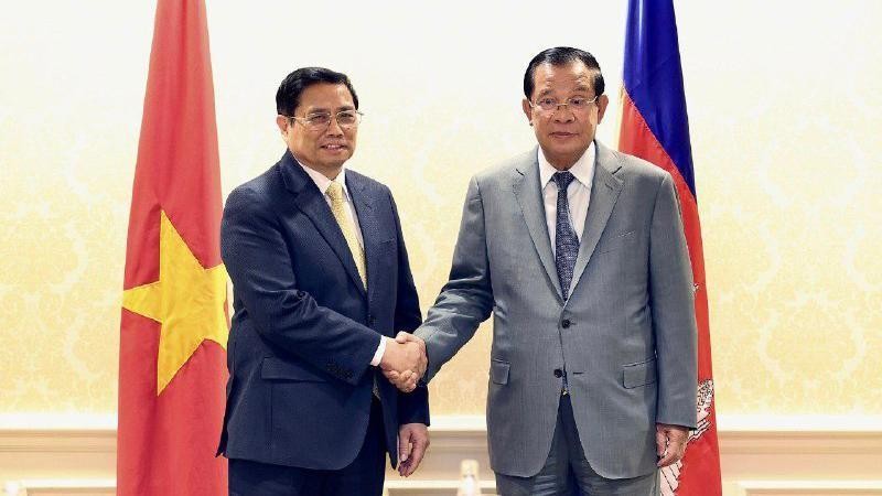 Prime Minister Pham Minh Chinh (L) and his Cambodian counterpart Samdech Techo Hun Sen (Photo: Swift News)