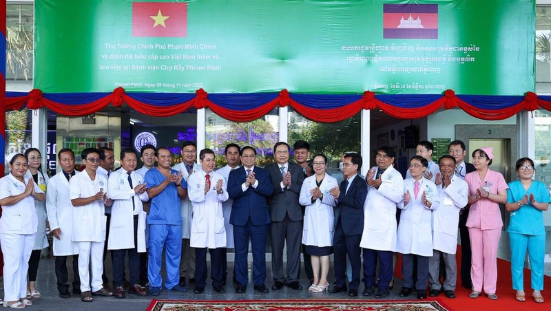 Prime Minister Pham Minh Chinh visits Cho Ray-Phnom Penh Hospital (Photo: VNA)