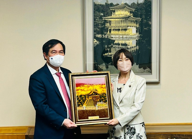 Vice Chairman of the Communist Party of Vietnam (CPV) Central Committee’s Commission for Information and Education Phan Xuan Thuy (left) hands over a souvenir to Liberal Democratic Party (LDP) Vice Chair Tamura Tomoko. (Photo: tuyengiao.vn)