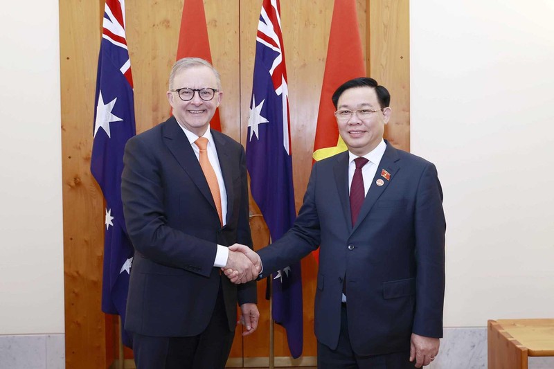 National Assembly Chairman Vuong Dinh Hue (R) shakes hands with Australian Prime Minister Anthony Albanese. (Photo: VNA)