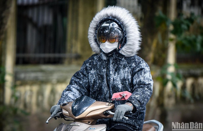The cold air also brings rain, thus people wrapped themselves in warm clothes and gloves to stay warm when going out.