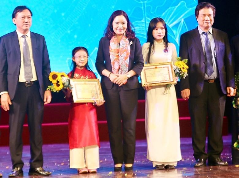 Winners of the two grand prizes of the contest honoured at the ceremony (Photo: dangcongsan.vn)