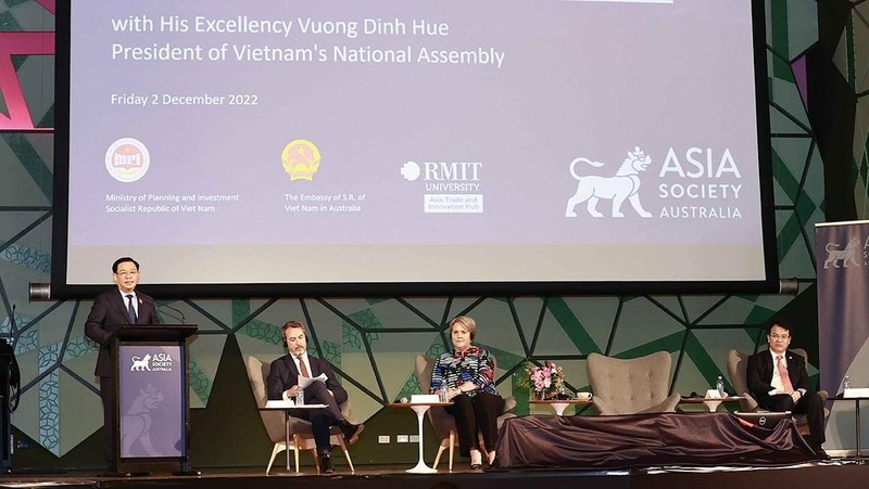 NA Chairman Vuong Dinh Hue (standing) addresses the Vietnam-Australia economic cooperation forum. (Photo: VNA)