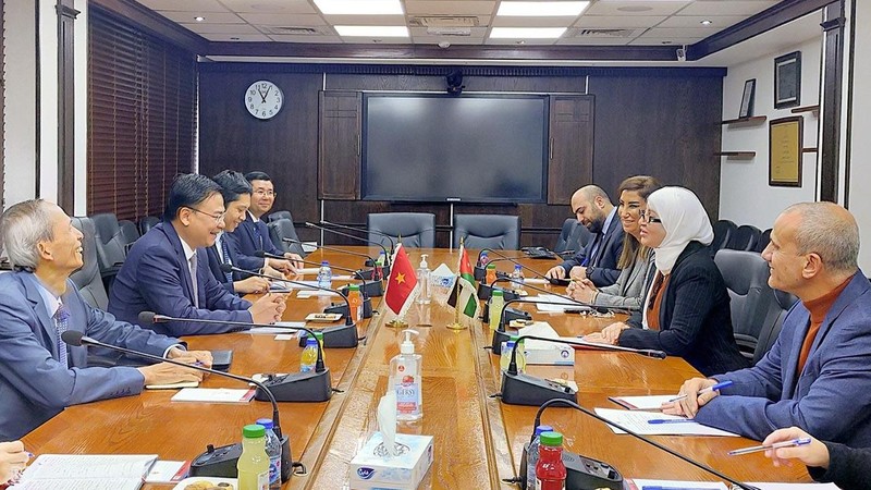 At the working session between Deputy Minister of Foreign Affairs Pham Quang Hieu and Secretary General of the Ministry of Industry, Trade, and Supply Dana Al-Zoubi (Photo: VNA)