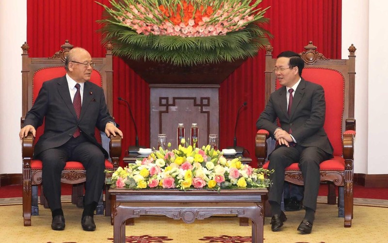 Politburo member and Permanent member of the Party Central Committee’s Secretariat Vo Van Thuong receives Special Advisor to the Japan - Vietnam Parliamentary Friendship Alliance Takebe Tsutomu (Photo: VNA)