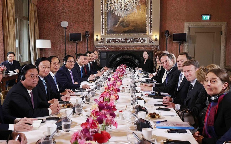 The talks between PM Pham Minh Chinh and PM Mark Rutte in The Hague on December 12. (Photo: VNA)