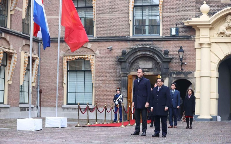 Prime Minister of the Netherlands Mark Rutte and his Vietnamese counterpart Pham Minh Chinh (right) at the welcome ceremony. (Photo: VNA)
