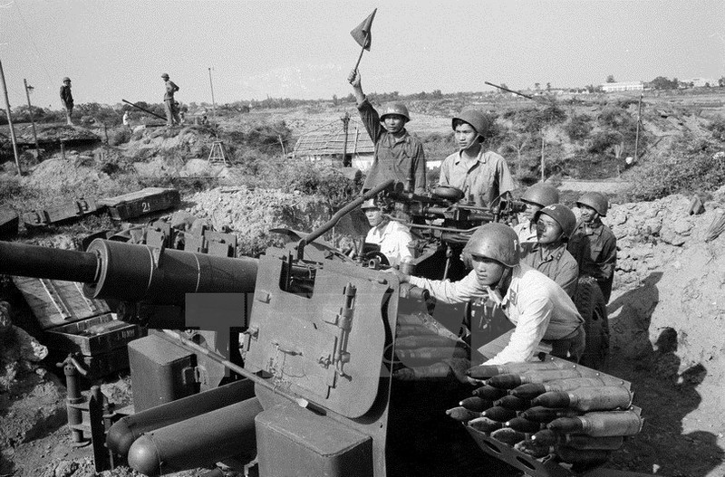 A military unit of the capital city of Hanoi uses an anti-aircraft gun to show down a number of US B-52 bomber aircraft in the 12-day-and-night 'Dien Bien Phu in the Air' battle. (Photo: VNA)