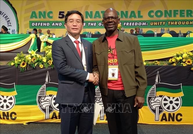 Member of the Party Central Committee and Secretary of the Party Committee of Dak Lak province Nguyen Dinh Trung (L) and General Secretary of the South African Communist Party Solly Mapaila (Photo: VNA)