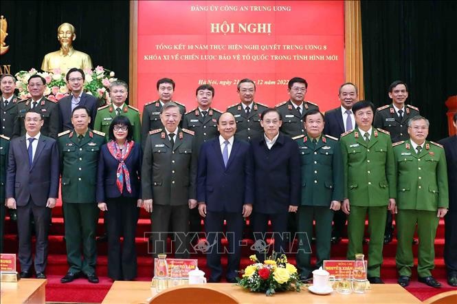 President Nguyen Xuan Phuc (5th from right) and delegates in a group photo. (Photo: VNA)