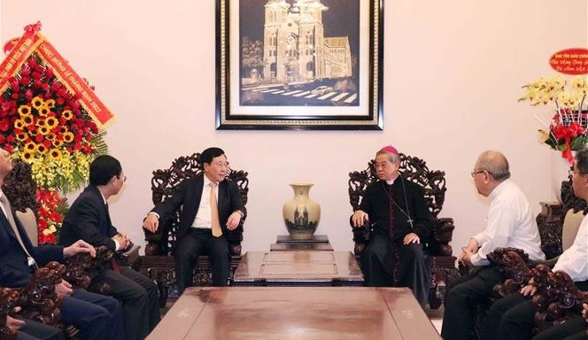 Permanent Deputy Prime Minister Pham Binh Minh (L) and Archbishop of the Ho Chi Minh City Archdiocese Nguyen Nang, President of the Vietnam Conference of Bishops, at a meeting on December 21. (Photo: VNA)