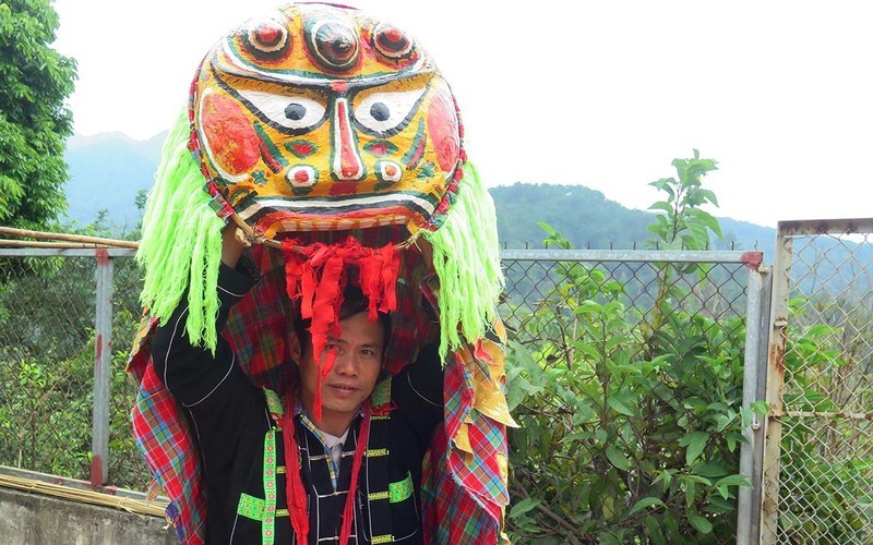 Meritorious artist Hoang Van Cai has made significant contributions to preserving the lion-cat dance.