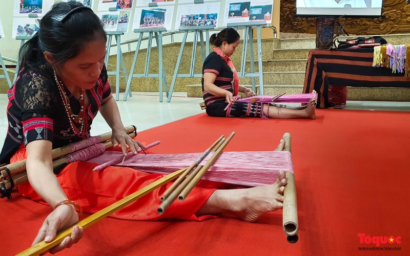Artists display their brocade weaving skills to visitors at the event (Photo: toquoc.vn)