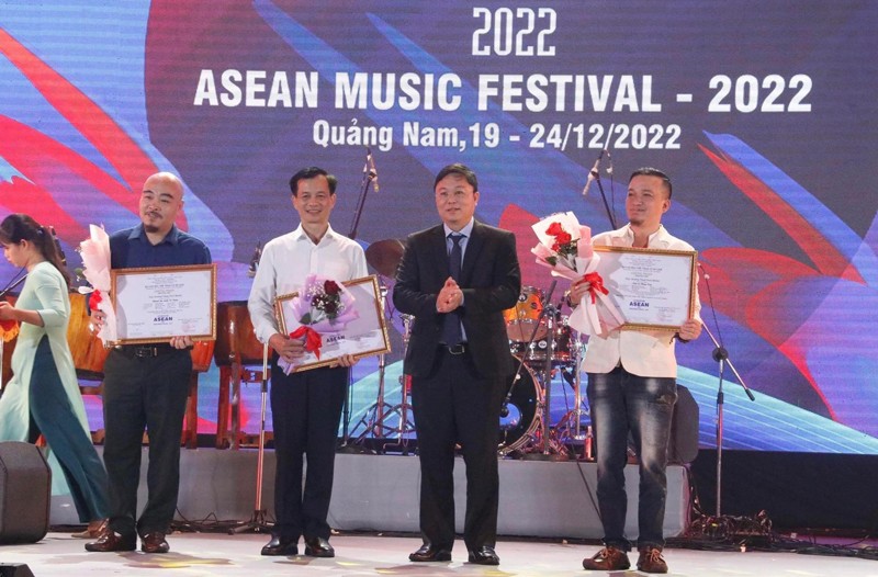 Gold prize winners honoured at the closing ceremony (Photo: hanoimoi.com.vn)
