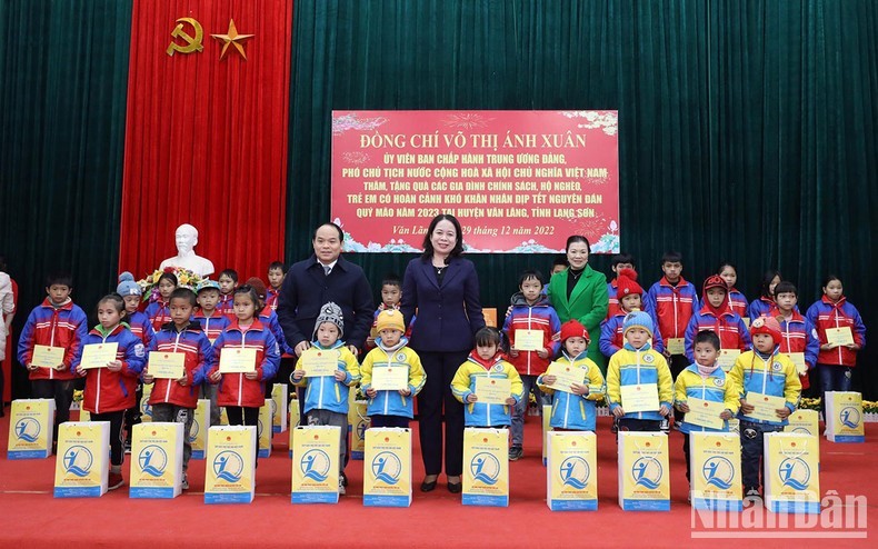 Vice President Vo Thi Anh Xuan gives gifts to disadvantaged children in Thanh Long and Thuy Hung communes, in Van Lang district.