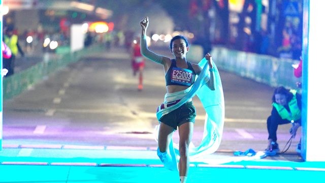 Nguyen Thi Oanh wins the women's 21.1km elite category of the first Vietnam International Half Marathon in Hanoi on January 1. (Photo of organisers)