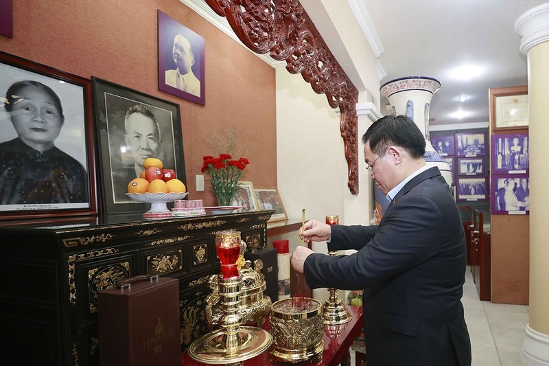 Top legislator Vuong Dinh Hue offers incense to late NA Chair Nguyen Huu Tho (Photo: VNA)