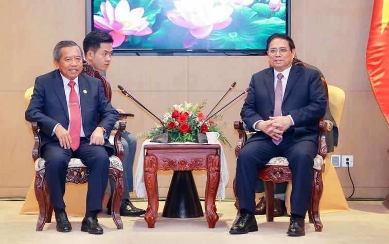 Prime Minister Pham Minh Chinh (R) receives Chairman of the Laos - Vietnam Friendship Association Boviengkham Vongdara (Photo: Nhat Bac)