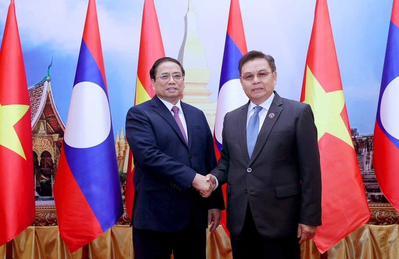 Vietnamese Prime Minister Pham Minh Chinh (L) and Chairman of the Lao National Assembly Saysomphone Phomvihane. (Photo: VNA)