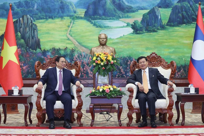 PM Pham Minh Chinh (L) and Party General Secretary and President of Laos Thongloun Sisoulith at their meeting in Vientiane on January 11. (Photo: VNA)