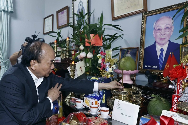 President Nguyen Xuan Phuc offers incense in tribute to Vo Chi Cong (1912-2011) – Chairman of the Council of State from 1987 to 1992. (Photo: VNA)