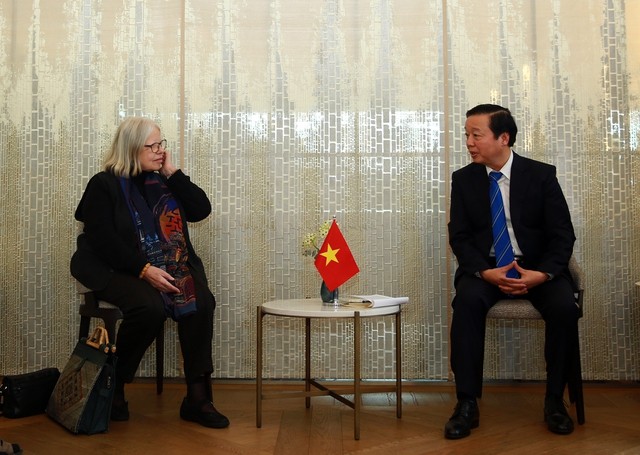 Deputy Prime Minister Tran Hong Ha and President of the Switzerland-Vietnam Friendship Association Anjuska Weil (Photo: VGP)