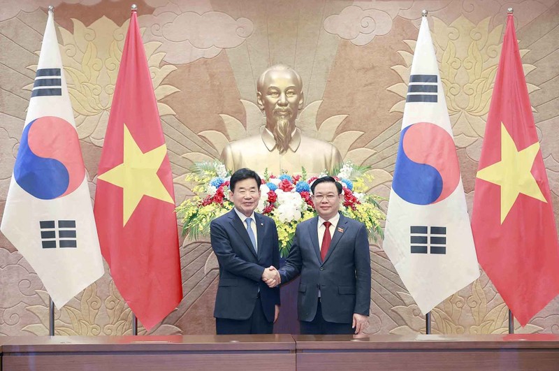 NA Chairman Vuong Dinh Hue (R) and Speaker of the RoK's NA Kim Jin-pyo. (Photo: VNA) 