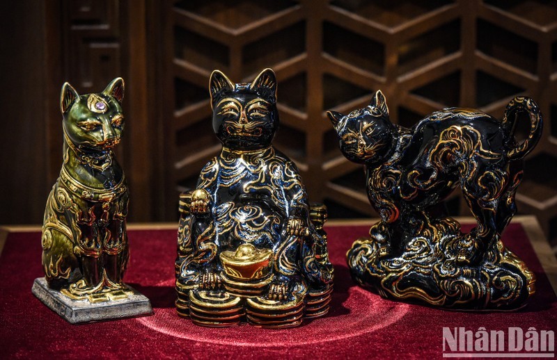 Cat pottery products made by artisans in Hanoi’s Bat Trang pottery village. (Photo: NDO/Thanh Dat)