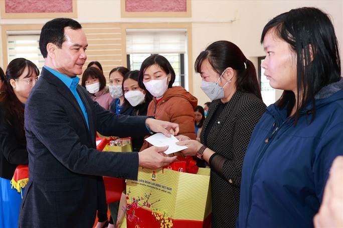 More than 4.4 trillion VND spent on caring for trade union members and workers during Tet (Photo: nld.com.vn)