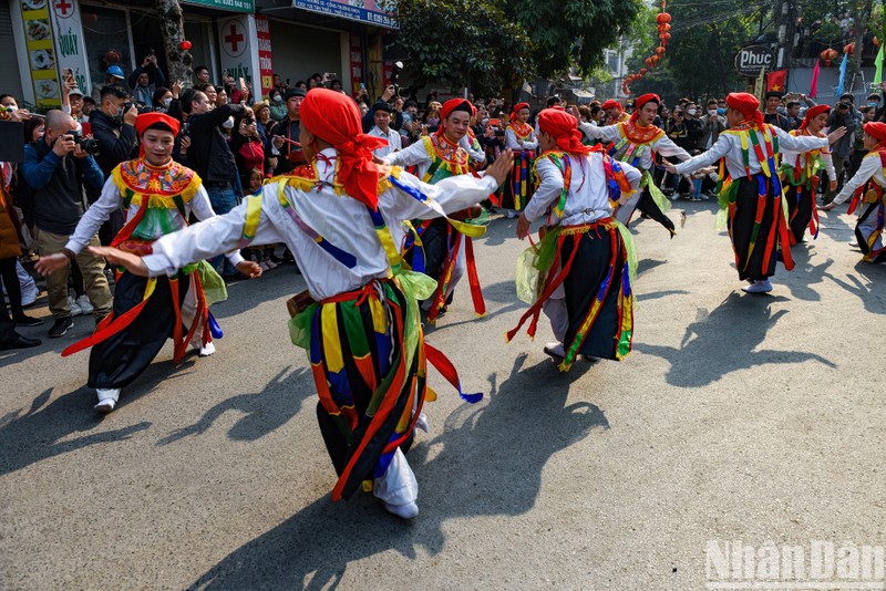 Traditional ‘Con Di Danh Bong’ dance of male Trieu Khuc villagers ...