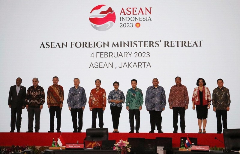 Vietnamese Foreign Minister Bui Thanh Son (fifth from left) attends ASEAN Foreign Ministers’ Retreat (Photo: VNA)
