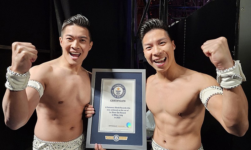 Vietnamese circus brothers set new world record (Photo: Hai An)