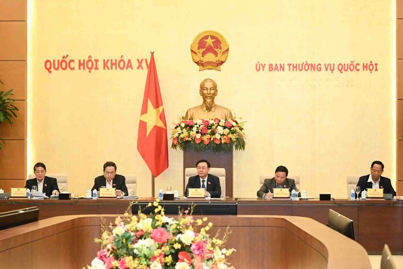 National Assembly Chairman Vuong Dinh Hue (C) speaks at the meeting (Photo: NDO)