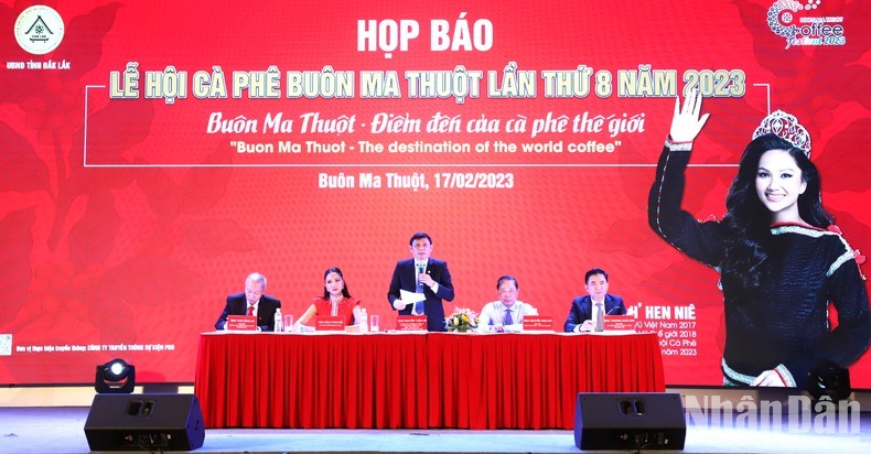 Vice Chairman of Dak Lak provincial People’s Committee Nguyen Tuan Ha speaking at the press conference. 